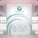 design de logo sur mur d'entrée de salle de restaurant