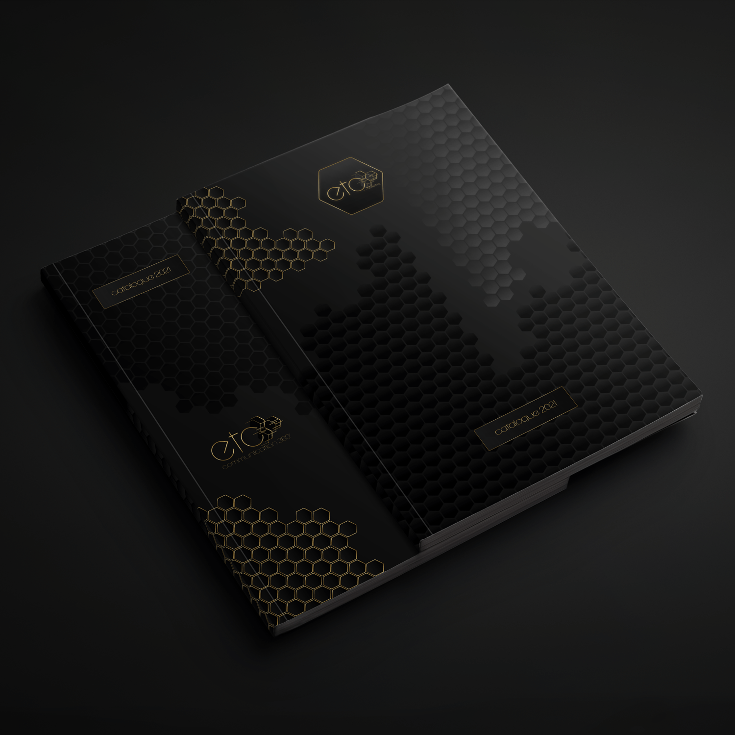 exemple de couverture de livret commercial noir avec logo et illustrations dorées et vernis sélectif